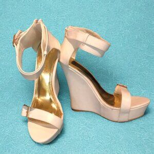 NWOB Liliana Cream Stacked Sandals
